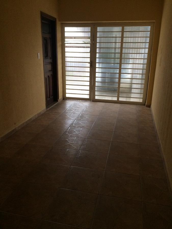 Casa Familiar Em Campinas Com 2 Quartos, 1 Banheiro, 1 Vaga Para Carro *